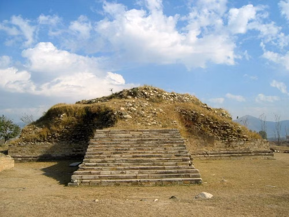 Khi các tuyến đường thương mại kết nối Ấn Độ, Tây Á, và Trung Á không còn quan trọng nữa, thành phố mất đi tầm quan trọng và cuối cùng bị dân du mục Hung Nô phá hủy vào thế kỷ thứ 5.