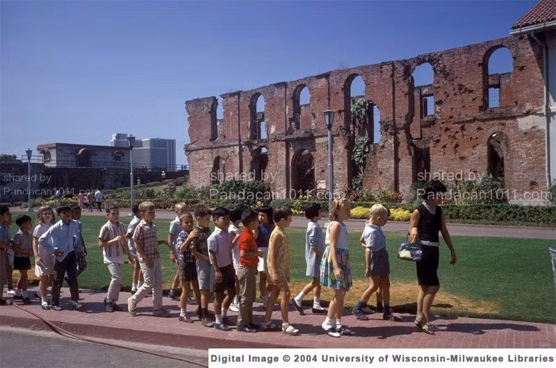 Trong khuôn viên di tích pháo đài Santiago ở Manila.