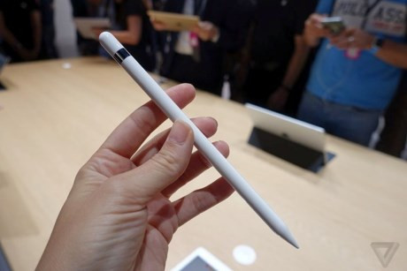  2. Apple Pencil chỉ có thể dùng trên iPad Pro: Bên cạnh việc ra mắt chiếc tablet kích thước lớn nhất từ trước tới nay, hãng công nghệ Mỹ cũng giới thiệu chiếc bút stylus đầu tiên. “Chiếc bút chì” sở hữu mức giá “trên trời” 99 USD. Không dừng lại ở đó, người dùng sẽ còn phải đắn đo hơn nữa khi rút hầu bao vì Apple Pencil chỉ dùng được trên iPad Pro. Tất cả các thiết bị khác của hãng đều không thể tương tác với chiếc bút này.