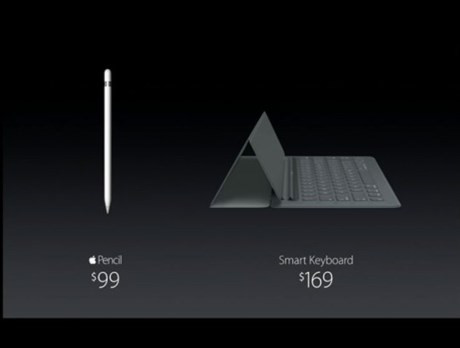  5. Bàn phím chống bụi, chống nước: Cùng với bút stylus, “Quả táo” cũng giới thiệu bàn phím thông minh đi kèm iPad Pro. Tương tự Apple Pencil, bàn phím thông minh có mức giá không rẻ 169 USD. Đổi lại, Apple đã trang bị cho bàn phím mới khả năng chống nước. Người dùng không phải lo lắng về vấn đề làm sạch phụ kiện này. Nếu lỡ đánh đổ chất lỏng hay làm bẩn bàn phím, bạn có thể làm sạch nó chỉ bằng một miếng vải ẩm.