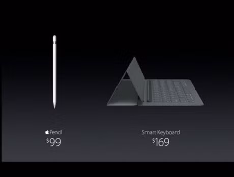  5. Bàn phím chống bụi, chống nước: Cùng với bút stylus, “Quả táo” cũng giới thiệu bàn phím thông minh đi kèm iPad Pro. Tương tự Apple Pencil, bàn phím thông minh có mức giá không rẻ 169 USD. Đổi lại, Apple đã trang bị cho bàn phím mới khả năng chống nước. Người dùng không phải lo lắng về vấn đề làm sạch phụ kiện này. Nếu lỡ đánh đổ chất lỏng hay làm bẩn bàn phím, bạn có thể làm sạch nó chỉ bằng một miếng vải ẩm.