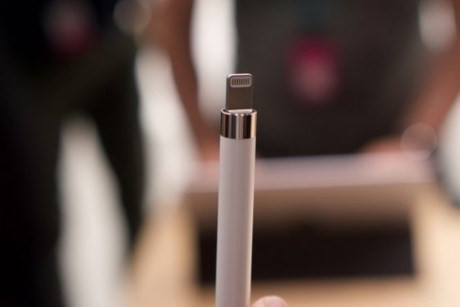  3. Có thể sạc pin Apple Pencil trên iPad Pro: Bỏ qua yếu tố giá cả, Apple Pencil là chiếc bút stylus tiện dụng. Người dùng có thể mở đầu bút và sạc pin trực tiếp cho Apple Pencil bằng chính cổng Lightning của iPad Pro. Tablet mới cũng là thiết bị đầu tiên của “Quả táo” được trang bị cổng Lightning hai chiều. Điều đó đồng nghĩa với việc bộ phận này có thể đảm nhiệm cả hai chức năng nhận và cung cấp điện năng.