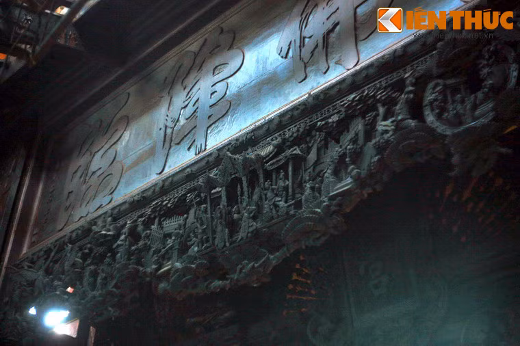 Trong chùa có nhiều tác phẩm nghệ thuật tinh xảo như tranh thờ, tượng thờ, bao lam, liễn đối, hương án... bằng các chất liệu gỗ, gốm, giấy bồi.