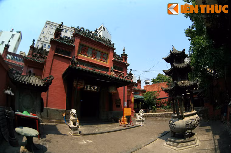 Đây là một ngôi chùa cổ có quy mô lớn, làm theo kiểu đền chùa Trung Hoa với mô típ trang trí rực rỡ.