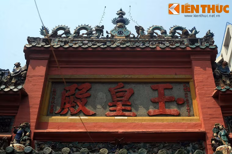 Về lịch sử, chùa Ngọc Hoàng vốn là một điện thờ Ngọc Hoàng Thượng đế do một nhà tu hành người Hoa tên Lưu Minh (pháp danh là Lưu Đạo Nguyên, người Quảng Đông, Trung Quốc) xây dựng vào khoảng đầu thế kỷ 20.