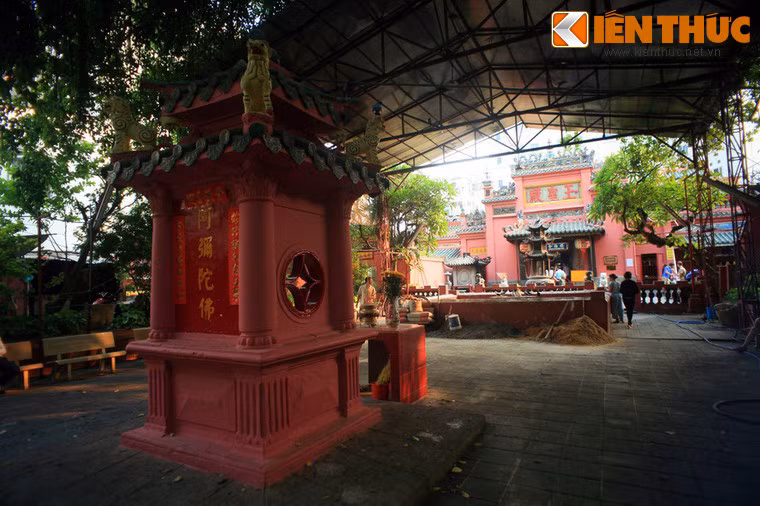 Chùa nằm trong một khuôn viên rộng khoảng 2.300 m2, phía trước chùa có ngôi miếu nhỏ đặt tượng Hộ Pháp.