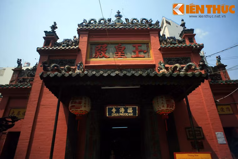 Cổng tam quan nổi bật với những đường nét uốn lượn hình sóng nước của những cặp rồng theo tư thế "tranh châu".