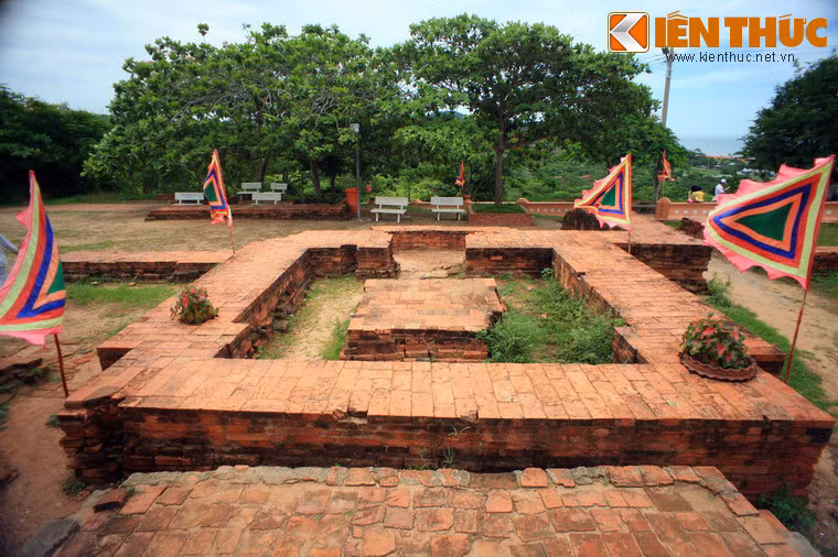 Năm 1992-1995, những cuộc khai quật khảo cổ tại nơi này đã phát hiện ra nhiều nền móng của những ngôi đền bị sụp đổ và bị vùi lấp hàng trăm năm nay, cùng với gạch ngói và một số hiện vật trong lòng các đền tháp có niên đại từ thế kỷ 15.