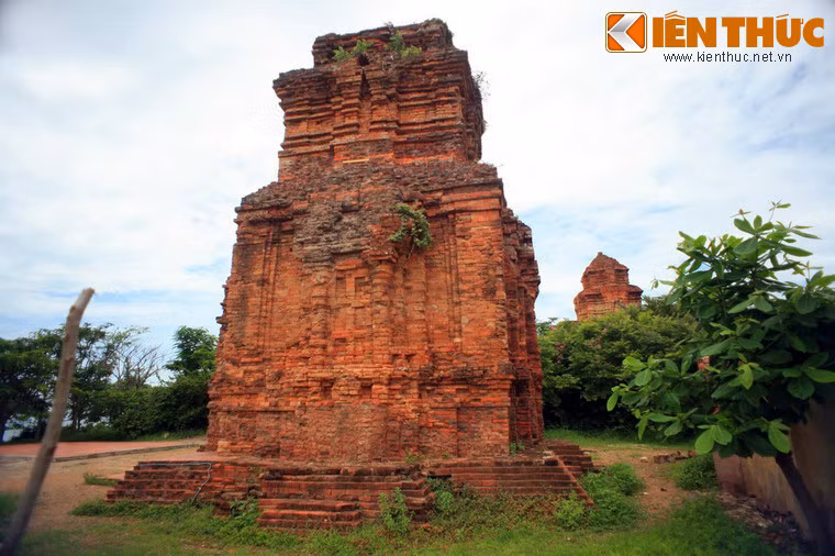 Khu đền tháp này được người Chăm xây dựng từ cuối thế kỷ 8, đầu thế kỷ 9, trong giai đoạn phong cách Hoà Lai.