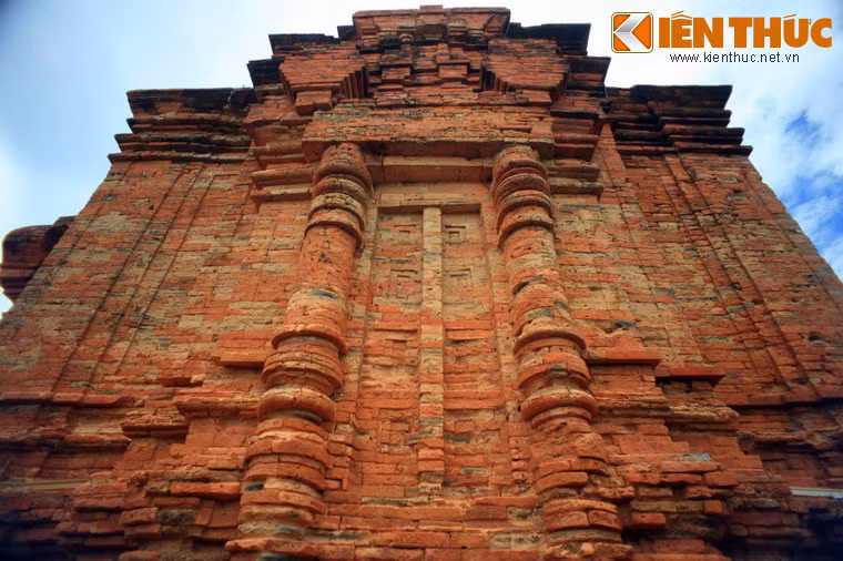 Hàng năm vẫn có đông đảo người Chăm từ các vùng lân cận đến làm lễ cầu mưa và tiến hành những nghi lễ khác.