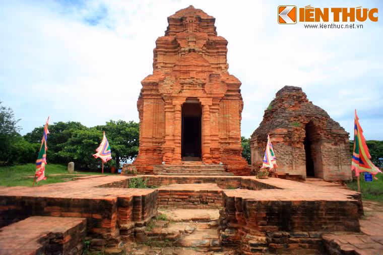 Tháp chính A cao 15 mét, cạnh đáy mỗi bề gần 20 mét, có một cửa chính dài, hướng về phía Đông, có 3 cửa giả ở các hướng Bắc, Tây, Nam. Trên vòm cuốn ở hướng Tây hiện còn những dãy chạm khắc dày đặc với những bông hoa và hình tượng kỳ lạ. Tháp có 4 tầng, càng lên cao càng thu nhỏ lại và bớt đi những yếu tố kiến trúc của tầng dưới. Trên đỉnh tháp có 4 cửa sổ hình tam giác hướng về 4 phía, bên ngoài xây bít kín, dưới mỗi cửa sổ gạch có 4 lỗ lớn để thông gió ra ngoài.