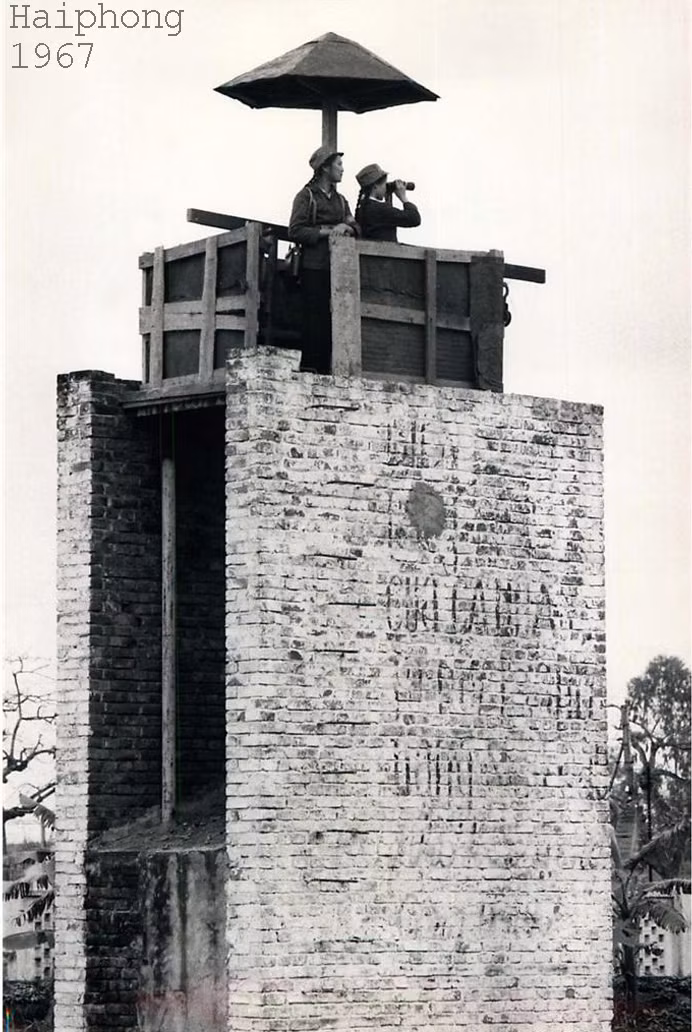 Dân quân túc trực trên tháp canh phòng không bên ngoài một nhà máy tại Hải Phòng.