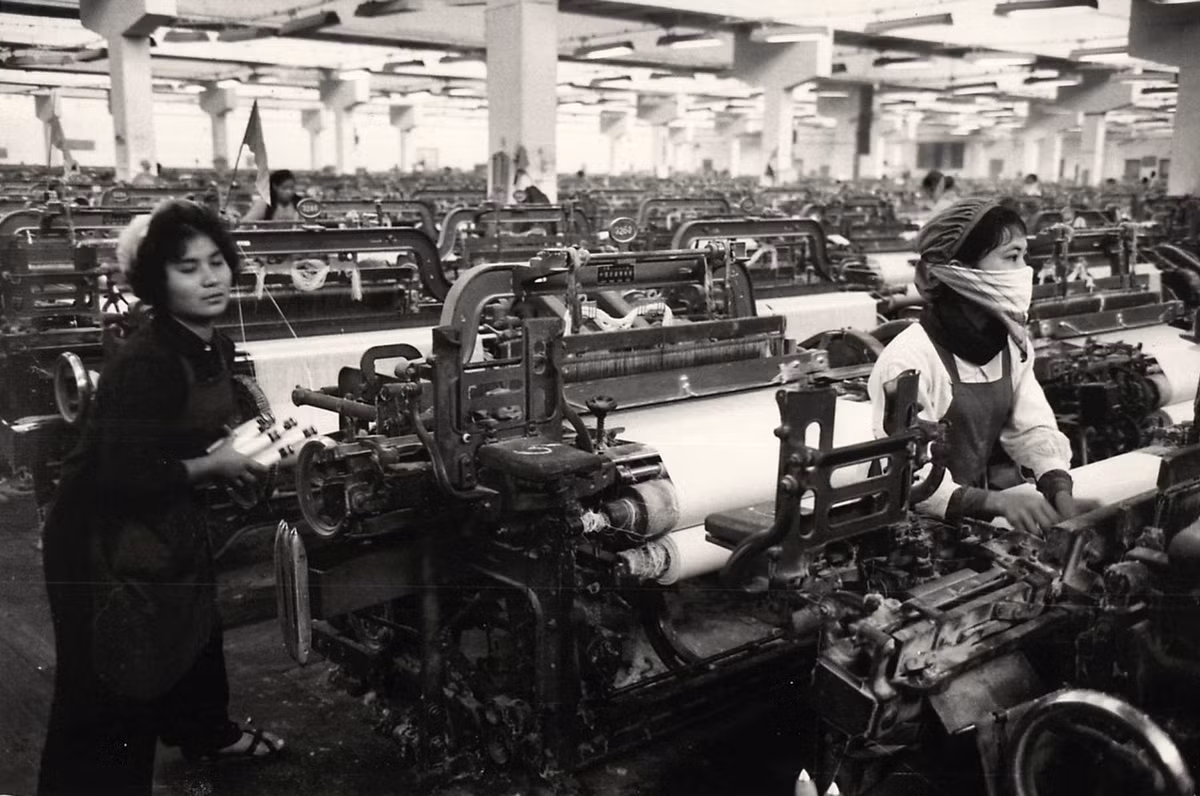 Công nhân trong Nhà máy Dệt 8 Tháng 3 tại Hà Nội.