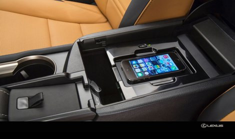  Sạc không dây. Apple có nguy cơ bị bỏ lại phía sau trong lĩnh vực này khi các nhà sản xuất khác đã đã áp dụng công nghệ sạc không dây vào trong thiết bị cầm tay của họ (iPhone cũng có thể làm được điều này, nhưng bạn cần một bộ chuyển đổi đặc biệt để kích hoạt). Dù còn nhiều khó khăn, thách thức chúng ta hy vọng Apple có đủ khả năng khắc phục điều này.Bạn có thể không thực sự đánh giá cao giá trị của sạc không dây cho đến khi bạn thực sự thử trải nghiệm nó, chỉ cần đặt điện thoại xuống là quá trình nạp năng lượng cho máy sẽ được kích hoạt. Không cần cáp, không mệt mỏi với giắc cắm, và đó là một điều đáng ngạc nhiên khi một công ty luôn đi đầu về công nghệ như Apple lại không có.