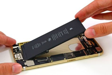  Tuổi thọ pin. Apple đang hứa hẹn rằng pin iPhone 6S sẽ có vòng đời tương tự phiên bản trước, mặc dù kích thước của pin đã giảm đáng kể. Nếu bạn sử dụng thiết bị của bạn rất nhiều trong ngày, thì nhất thiết sẽ phải sạc nó hàng đêm, và đó là thời điểm pin bắt đầu lão hóa. Thay đổi ngay pin điện thoại là điều rất khó, chỉ có thể mong ước cho phiên bản mới sẽ ra mắt vào năm 2016, nơi chúng ta có thể sạc iPhone sau hai đêm thay vì mỗi một như hiện tại. Hãy tưởng tượng bạn có thể đi chơi 1 hoặc 2 ngày mà không cần mang sạc điện thoại theo mình.