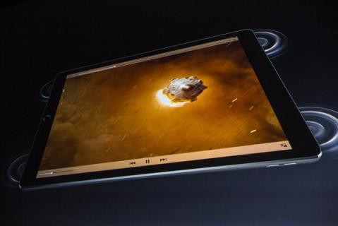  Cải thiện âm thanh. iPad Pro được lắp một hệ thống loa khá ấn tượng, do đó rất hy vọng Apple sẽ bổ sung tiện ích này cho iPhone 7. Trên phiên bản iPad mới, bốn loa tự động điều chỉnh cân bằng âm thanh dựa trên hướng của thiết bị và cách thức bạn nắm giữ nó.Đó là một tư duy sáng tạo, thông minh mà chúng ta có thể mong đợi từ Apple và không có lý do gì mà họ không áp dụng nó vào iPhone (là thiết bị có âm thanh luôn tốt nếu không muốn nói là tuyệt vời). Và việc nâng cao chất lượng của tai nghe đi kèm cũng không phải là điều gì quá khó?