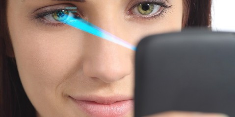  Quét mống mắt. Apple đã làm thỏa mãn người sử dụng khi lần đầu áp dụng công nghệ quét dấu vân tay nhanh Touch ID. Hệ thống này trong iPhone 6s và iPhone 6s Plus có tốc độ nhanh gấp hai lần so với phiên bản trước - nhưng đối thủ cạnh tranh của Apple đã chuyển sang công nghệ sinh trắc học tốt hơn.Ý tưởng của việc quét mống mắt không phải là khoa học viễn tưởng nữa và nó đã xuất hiện trong một số thiết bị cầm tay được phát hành ở châu Á. Nó cũng được tích hợp vào Windows 10, mặc dù các phần cứng để hỗ trợ nó chưa được phổ biến rộng rãi. Hy vọng với iPhone 7 để mở điện thoại, ta chỉ cần nhướn mắt nhìn.