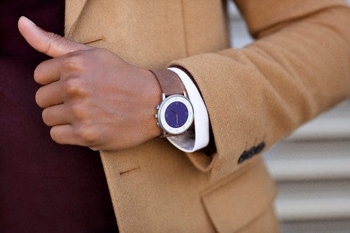 Tương tự như các mẫu smartwatch khác mà Pebble từng giới thiệu, màn hình 1,2 inch của Time Round cũng sử dụng công nghệ Color E-ink và được trợ sáng bằng đền nền LED. Pebble Time Round cũng được trang bị 3 nút vật lý ở cạnh phải, thiết kế đạt chuẩn siêu bền công nghiệp IPX7.