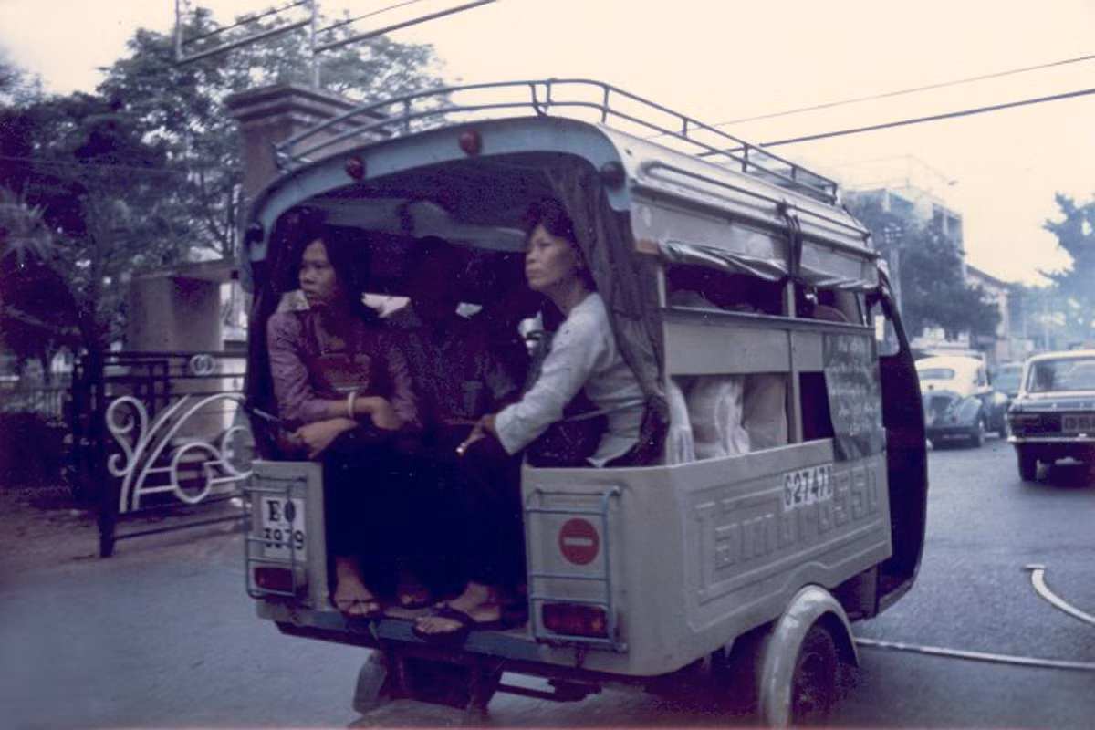 Xe lam trên đường phố Sài Gòn.