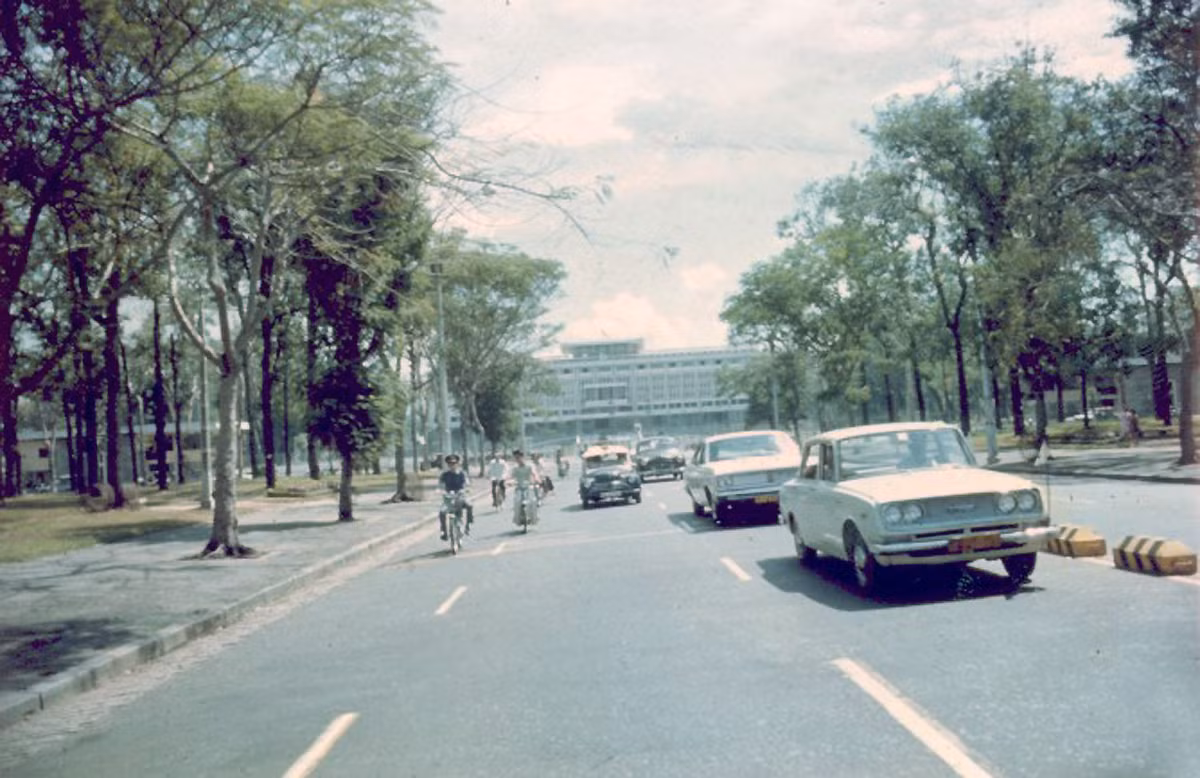 Dinh Độc Lập nhìn từ Đại lộ Thống Nhất.