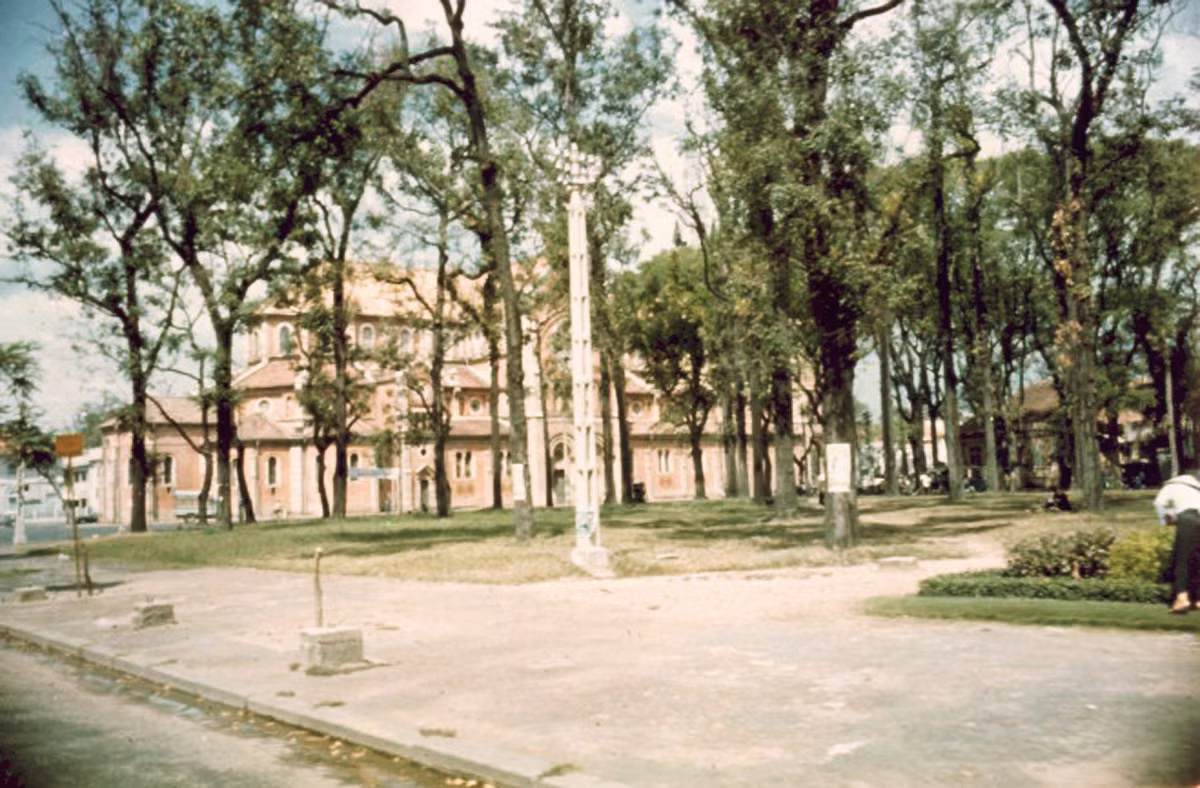 Công viên sau nhà thờ.