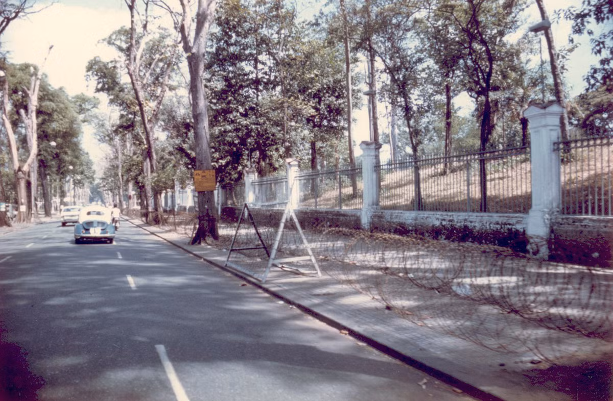 Đường Công Lý (Nam Kỳ Khởi Nghĩa) đoạn chạy qua dinh Độc Lập.