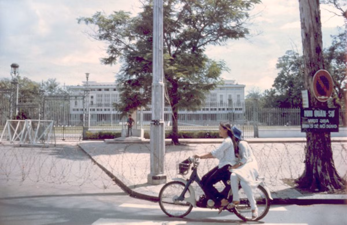 Phía ngoài dinh Độc Lập.