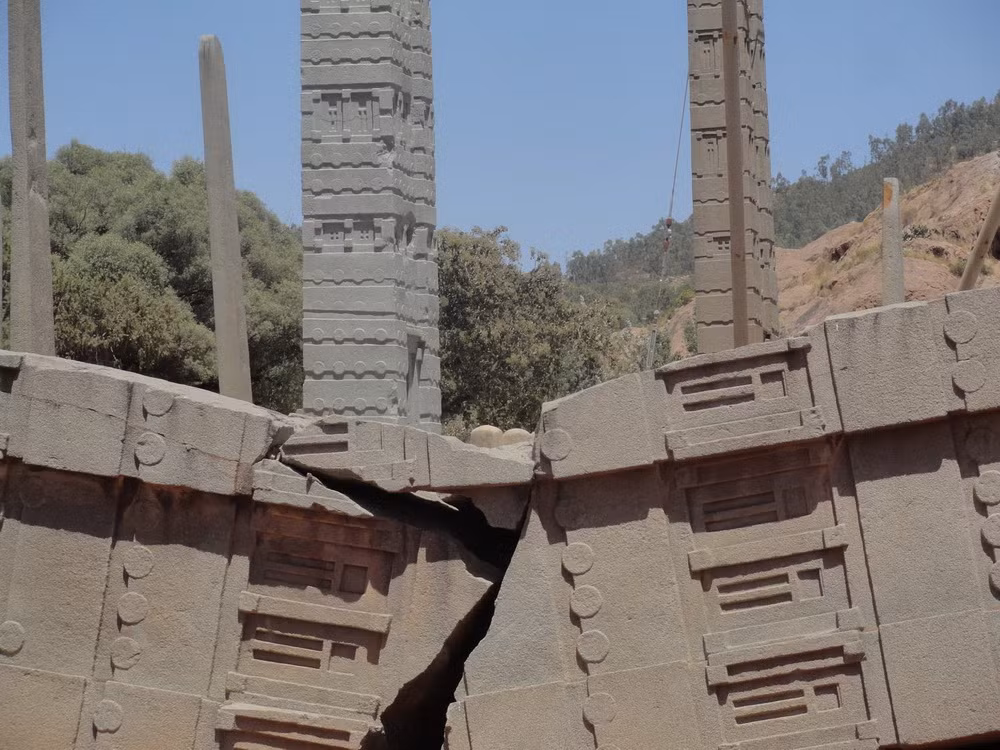 Tồn tại trong khoảng thời gian từ thế kỷ thứ 2 đến thứ 9, Aksum là một cường quốc thương mại quốc tế nhờ mạng lưới giao thông của sông Nile và biển Đỏ.