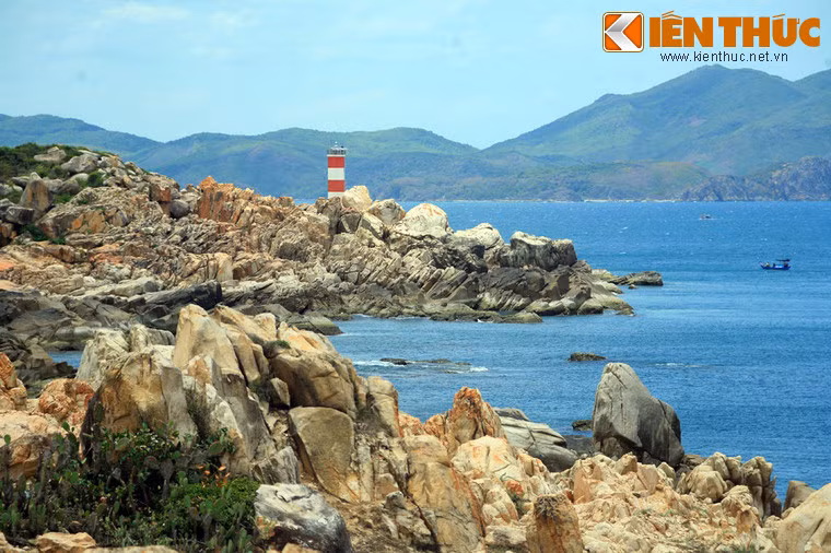 Chỉ cách Gành Đá Đĩa vài km, Gành Đèn khá lại mang một vẻ đẹp hoàn toàn khác biệt với vô số tảng đá chồng xếp lên nhau ngoạn mục bên biển xanh. Giữa khung cảnh đó, hải đăng Gành Đèn nổi nên như một điểm nhấn thu hút mọi ánh nhìn.