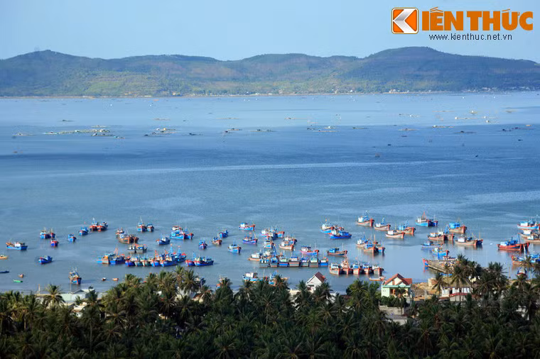 Vịnh Xuân Đài là một vịnh nhỏ nằm dưới chân dốc Găng thuộc địa phận Thị xã Sông Cầu, tỉnh Phú Yên, Việt Nam. Đây là một trong những vịnh được các chuyên gia đánh giá là có tiềm năng du lịch lớn nhất nhì miền Trung với cảnh sắc hữu tình, có nhiều đảo, bãi tắm rất đẹp và hoang sơ.