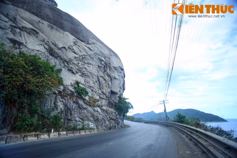 Đèo Cả nằm ở nơi giáp ranh của hai tỉnh Phú Yên và Khánh Hòa, là một trong những đèo lớn và hiểm trở tại miền Trung Việt Nam. Trong lịch sử, con đèo có nhiều cảnh đẹp hùng vĩ này cũng là ranh giới giữa Đại Việt và Chiêm Thành từ năm 1471 đến 1653.