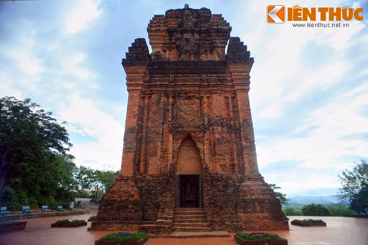 Tháp Nhạn là một tháp Chăm nằm trên núi Nhạn, thắng cảnh tiêu biểu của Tuy Hòa, tỉnh lị của Phú Yên. Tháp được người Chăm sinh sống ở lưu vực châu thổ sông Ba xây dựng nên vào khoảng thế kỉ 12.