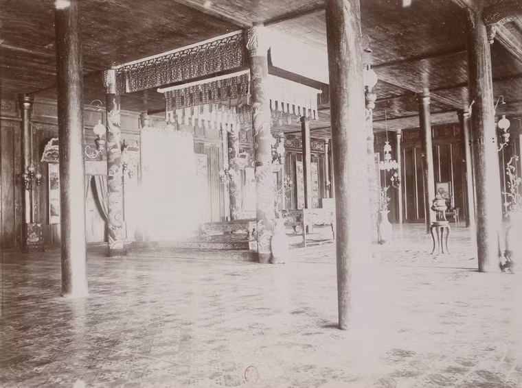 Bên trong điện Thái Hòa.