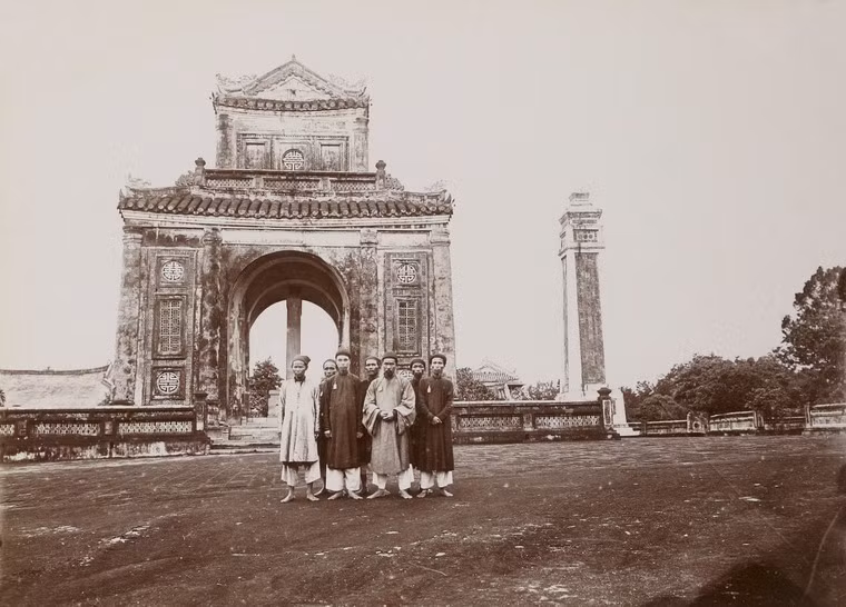 Những người bảo vệ lăng Tự Đức đứng trước Bi Đình (nhà bia) của lăng.