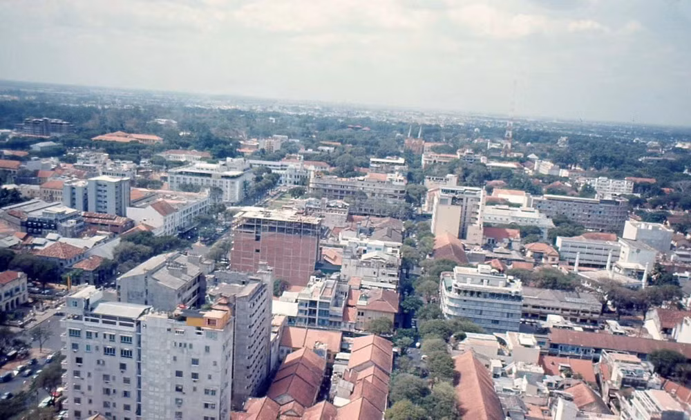 Đường Tự Do (Đồng Khởi) với nhà thờ Đức Bà ở phía xa.