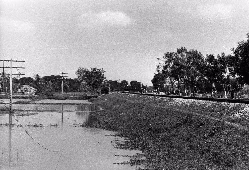 Tuyến đường sắt chạy qua vùng nông thôn.