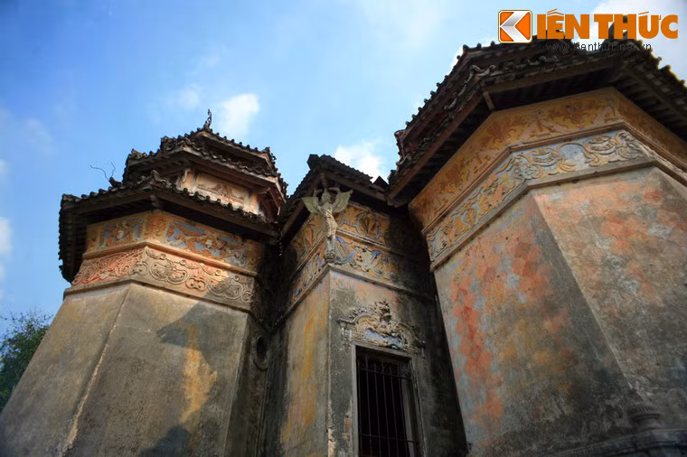 Khu lăng mộ hoành tráng của ông do kiến trúc sư Trần Công Quan ở Sài Gòn thiết kế, nhóm thợ Sóc Trăng, Cần Thơ khởi công năm 1944, hoàn thành năm 1947. Công trình được xây dựng bằng xi măng Hải Phòng cùng gạch, ngói, gỗ.