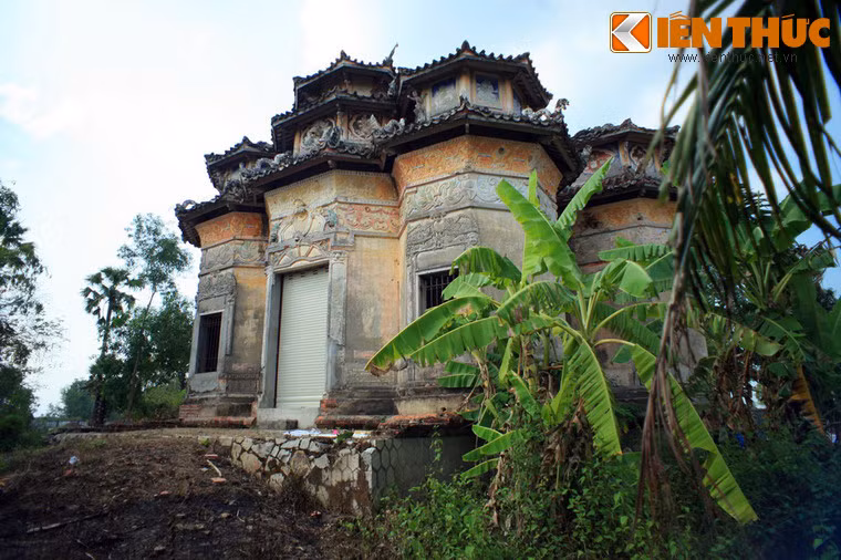 Ấp Bà Mi, xã Hòa Ân, huyện Cầu Kè, tỉnh Trà Vinh có một công trình kiến trúc mang giá trị nghệ thuật rất độc đáo, thường được người dân trong vòng gọi là mộ ông Hàm.