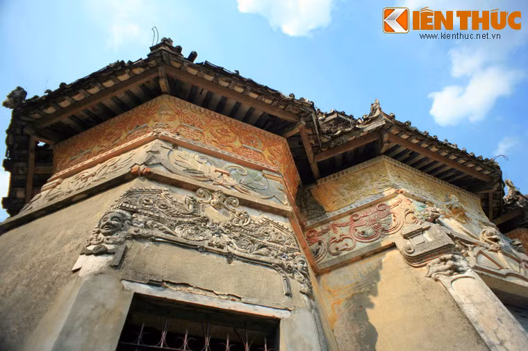 Mặt ngoài của các tòa tháp được trang trí cầu kỳ với rất nhiều phù điêu và tranh vẽ.