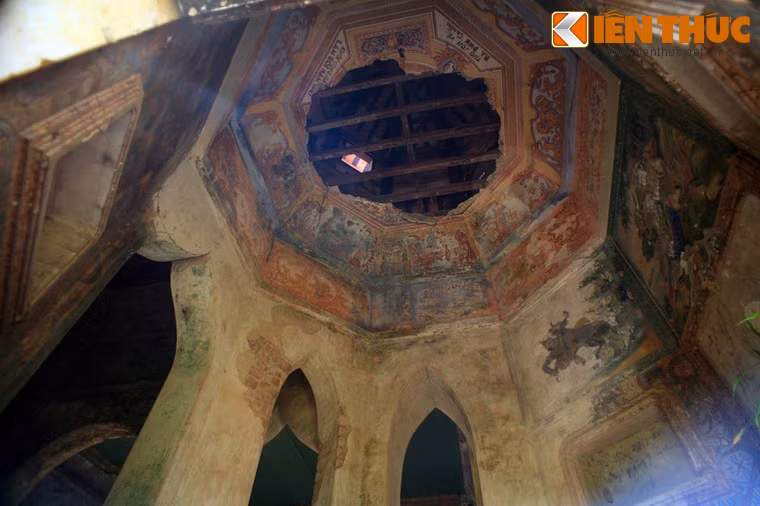 Khuôn viên khu mộ đã bị lấn chiếm và biến thành nơi đổ rác, nhiều kết cấu đã đổ vỡ, các tác phẩm nghệ thuật bị phá hủy do thời tiết và sự thiếu ý thức của con người...