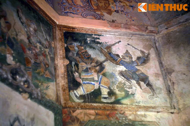 Các bức tường bên trong lăng mộ được lấp kín bằng những bức tranh mang chủ đề đa dạng, từ chân dung của ông Hàm và hai phu nhân đến các họa tiết hoa lá phương Tây, điển tích dân gian Khmer, hình tượng tâm linh Việt - Hoa...