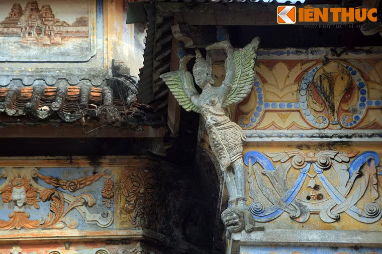 Mỗi góc tường sát nóc các tòa tháp là một vị thần Cây-nor giang tay chống đỡ mái - nét kiến trúc đặc trưng của chùa Khmer. Ngoài ra còn có một số tranh vẽ các thắng cảnh của Campuchia.