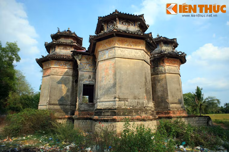 Về tổng quan, lăng mộ ông Hàm có cấu trúc khá lạ với 5 tòa nhà lục giác bao quanh một nhà lục giác ở giữa, tất cả đều cao khoảng 12m, trên nền cao hơn 1 m.