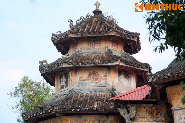 Tháp nào cũng có nóc nhọn lợp mái ngói như tháp của các ngôi chùa Việt.