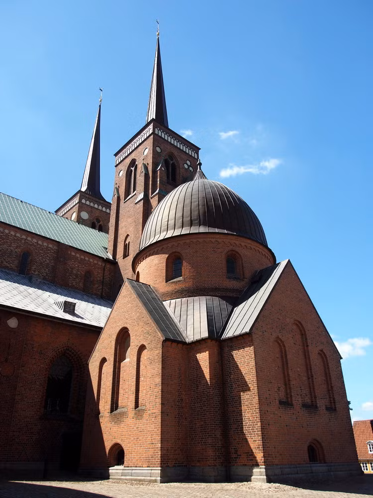 Sau đó, Giám mục Absalon (người lập ra thành phố Copenhagen) cho xây lại nhà thờ này bằng gạch đỏ. Người kế vị Giám mục Absalon là Peder Sunesen đã mở rộng nhà thờ chính tòa Roskilde vào năm 1200 theo mẫu của nhà thờ chính tòa Tournai ở Bỉ.