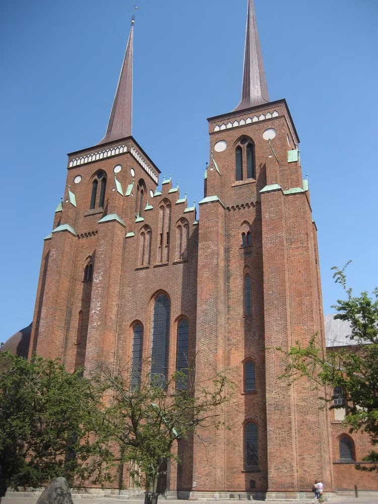 Từ năm 1635 - 1636, hai tháp chuông ở phía Tây được xây, chứa 6 quả chuông. Kiến trúc nhà thờ được duy trì từ đó cho đến nay.