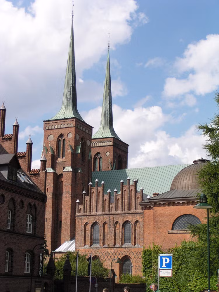 Về tổng quan, nhà thờ chính tòa Roskilde vừa theo kiểu kiến trúc Gothic vừa có nét kiến trúc Roman với điểm nhấn là hai chỏm tháp nhọn cao vượt lên nền trời thành phố. Đây là nhà thờ chính tòa duy nhất của đảo Zealand cho tới thế kỷ 20.