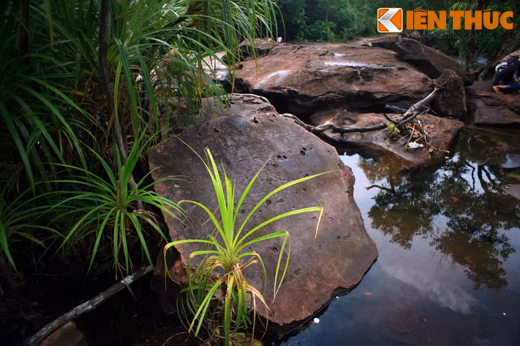 Điều đặc biệt so với các suối khác là rất nhiều tảng đá ở nơi đây có bề mặt bằng phẳng như mặt bàn.