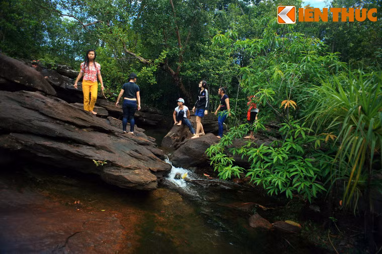 Bắt nguồn từ dãy núi Hàm Ninh - dãy núi dài nhất và cao nhất Phú Quốc - suối Đá Bàn là nguồn cung cấp nước chính cho Hồ Dương Đông - hồ nước ngọt quan trọng nhất của hòn đảo.