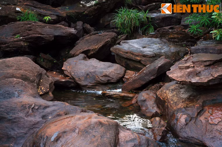 Chính vì vậy mà người dân nơi đây đã đặt tên suối là suối Đá Bàn.